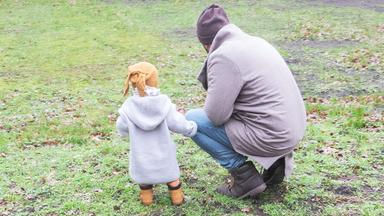 Ein Vater mit seinem Kleinkind im Park