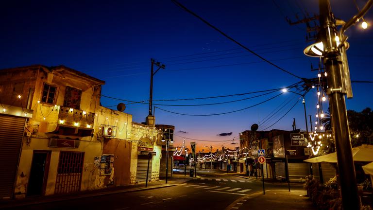 Leere Straße mit geschlossenen Geschäften in Ashkelon