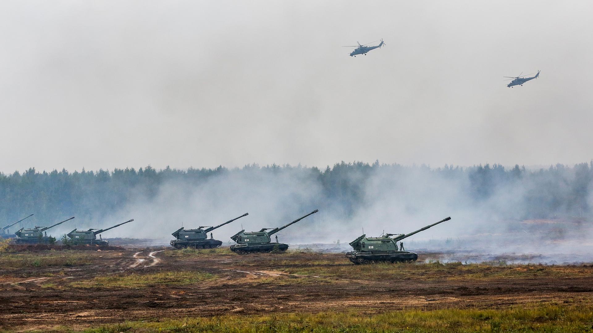 Belarusische und russische Truppen nehmen am 20.09.2017 in Borissow (Belarus) am Manöver 