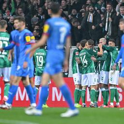 Bremens Spieler bejubeln einen Treffer