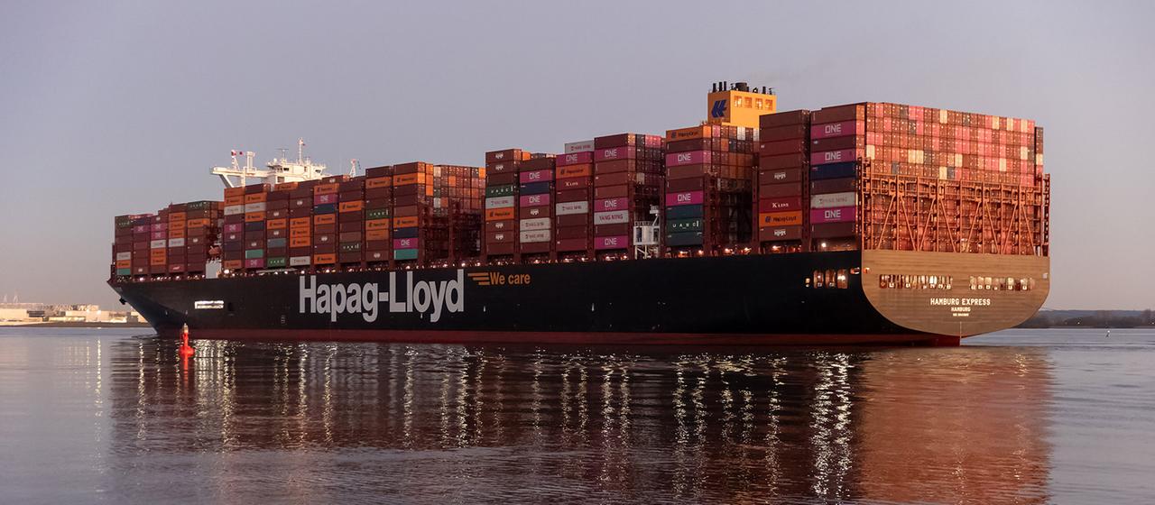 Das Hapag-Lloyd-Containerschiff «Hamburg Express» kommt am frühen Abend im Hamburger Hafen an.