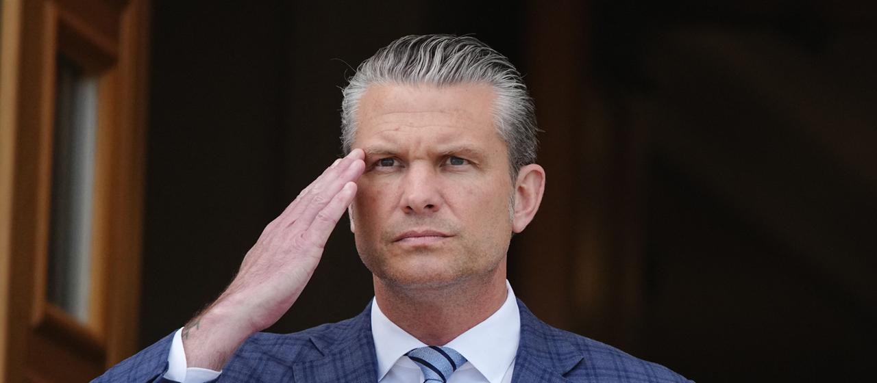 US-Verteidigungsminister Pete Hegseth salutiert.
