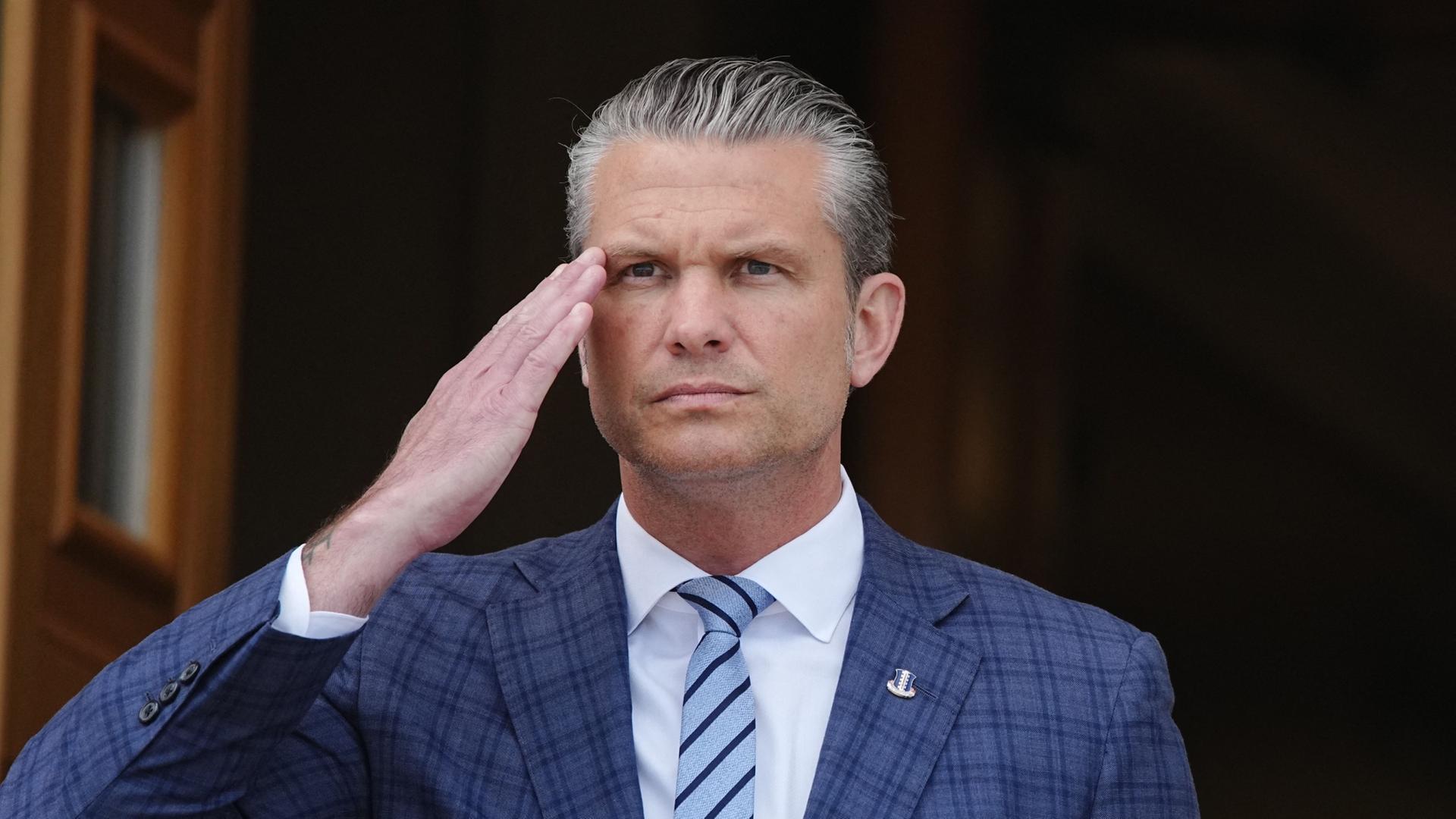 US-Verteidigungsminister Pete Hegseth salutiert. | Kay Nietfeld/dpa