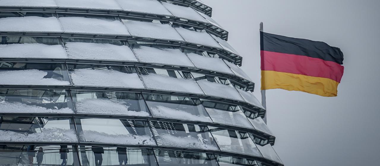 Die verschneite Kuppel des Reichstagsgebäudes