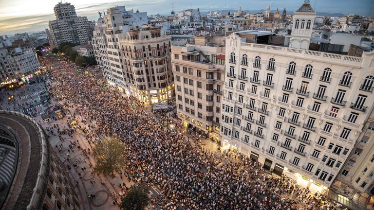 Menschen protestieren in Valencia, Spanien.