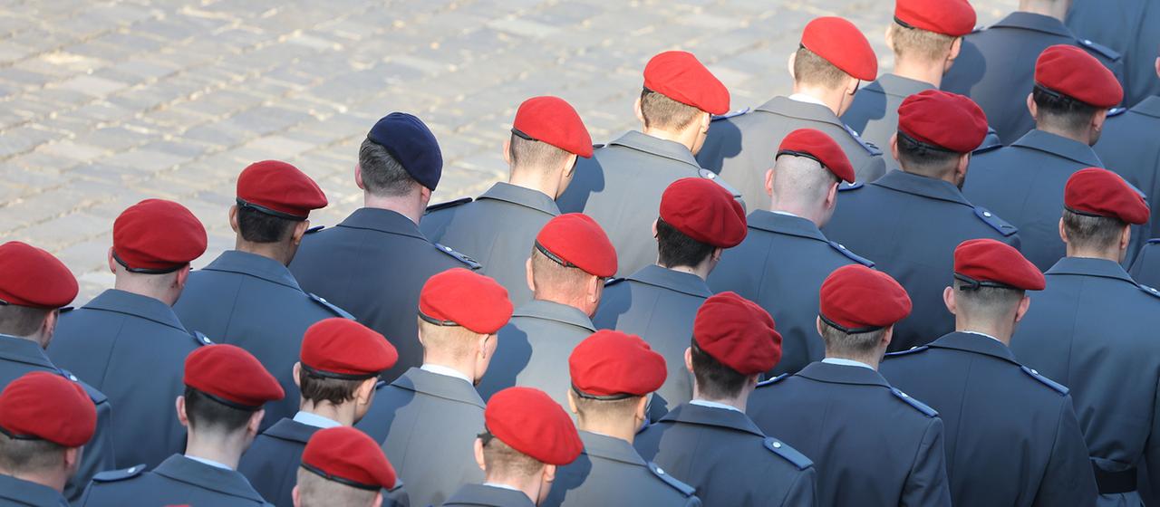 Bundeswehrrekruten marschieren auf dem Marktplatz in Altenburg (Thüringen).
