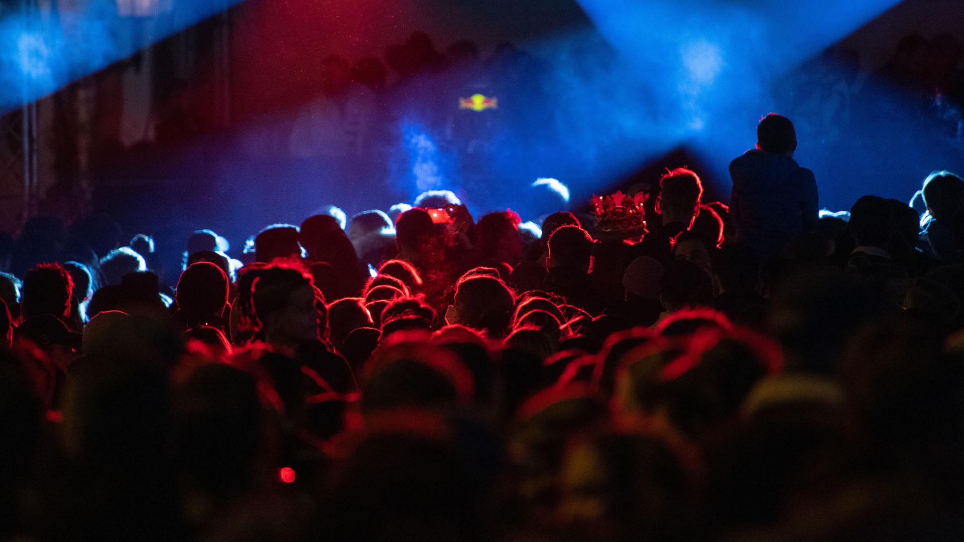 Menschen tanzen während eines Konzerts in einem Club in Frankfurt. | picture alliance/dpa
