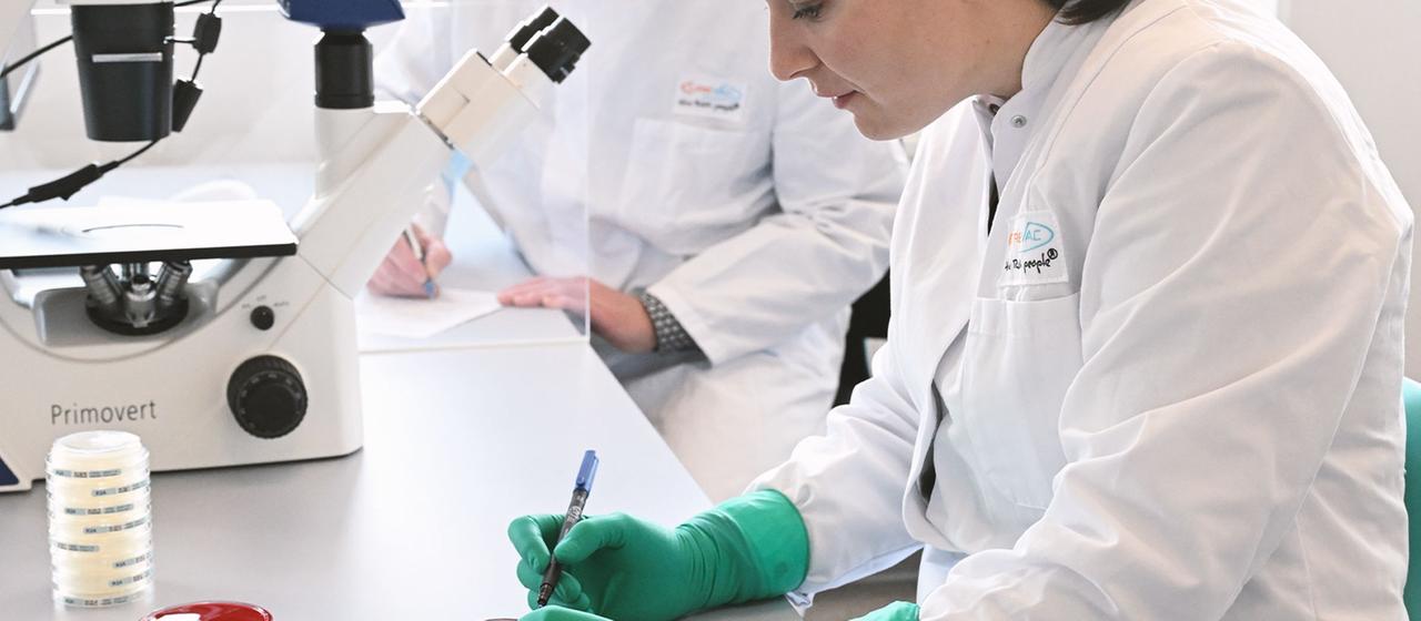 Mitarbeiter in einem Labor des biopharmazeutischen Unternehmens Curevac.