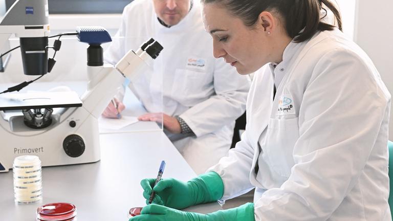 Mitarbeiter in einem Labor des biopharmazeutischen Unternehmens Curevac.