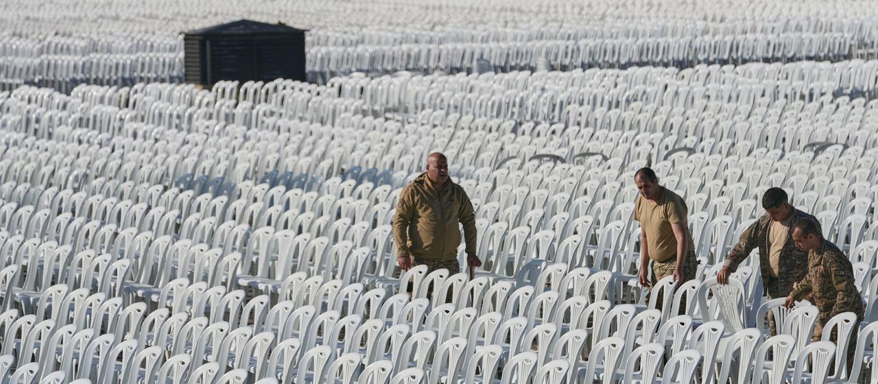 Soldaten der libanesischen Armee stellen auf einem Platz in Beirut Stühle auf.