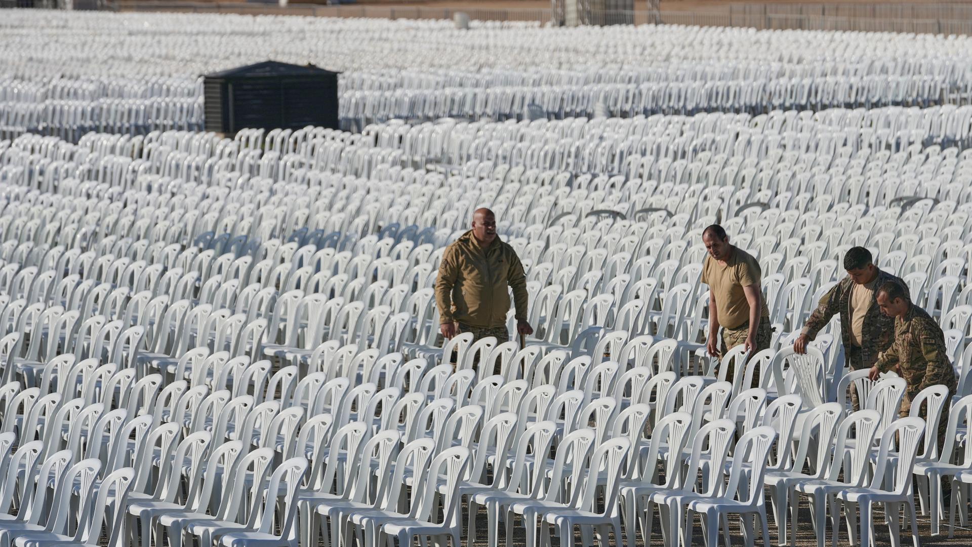 Soldaten der libanesischen Armee stellen auf einem Platz in Beirut Sthle auf. | dpa
