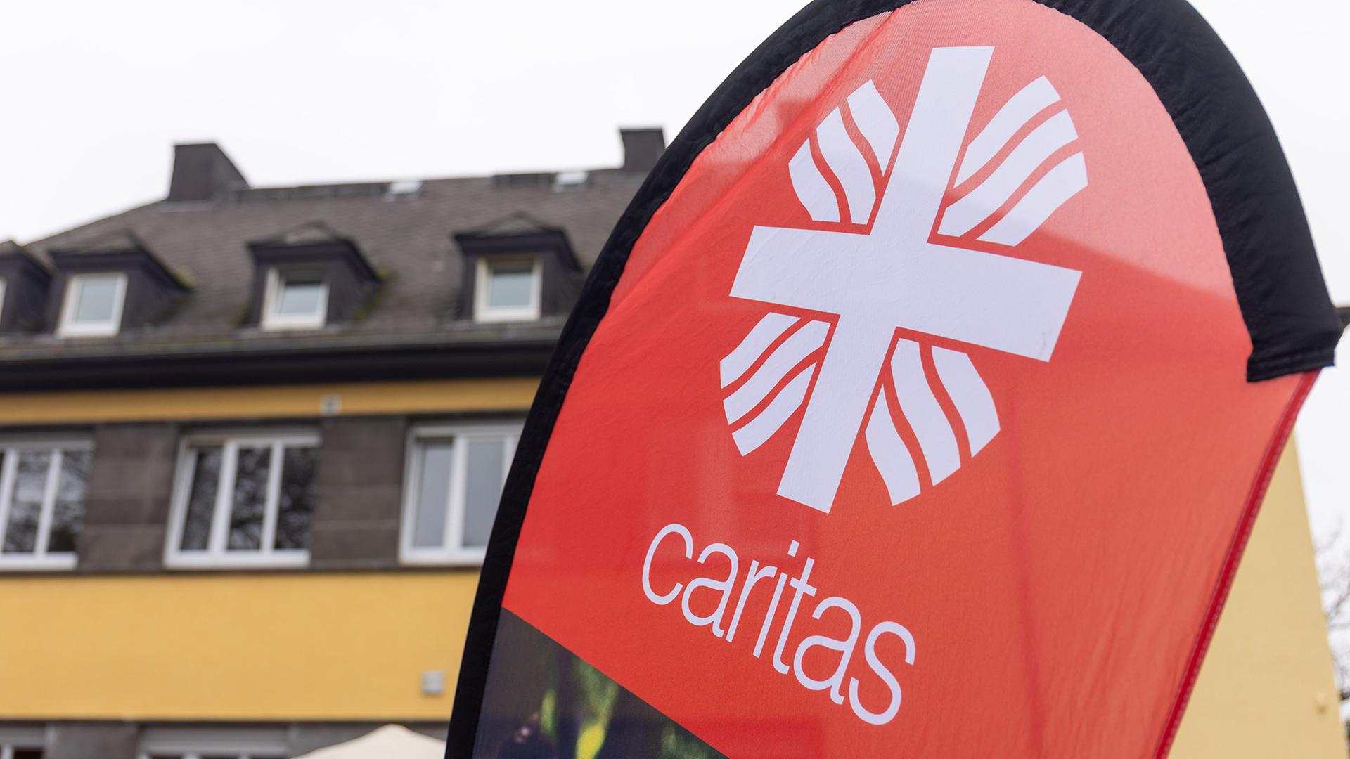 Ein Banner mit dem Caritas-Logo. | picture alliance/dpa