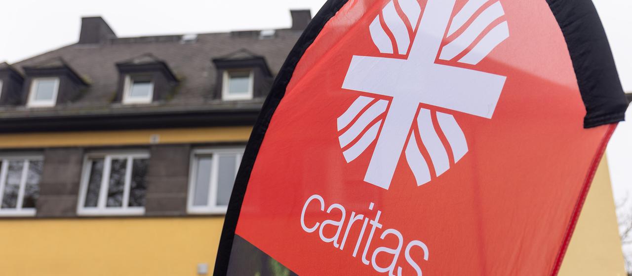 Ein Banner mit dem Caritas-Logo.