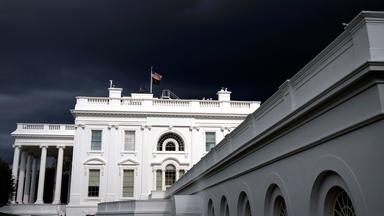 Gewitterwolken über dem Weißen Haus
