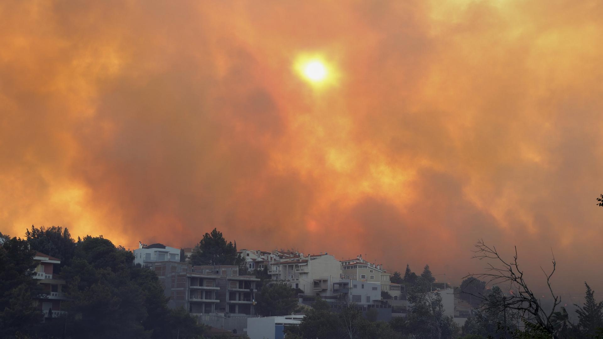 Von einem Waldbrand verursachter Rauch über einem Vorort von Athen. | AP