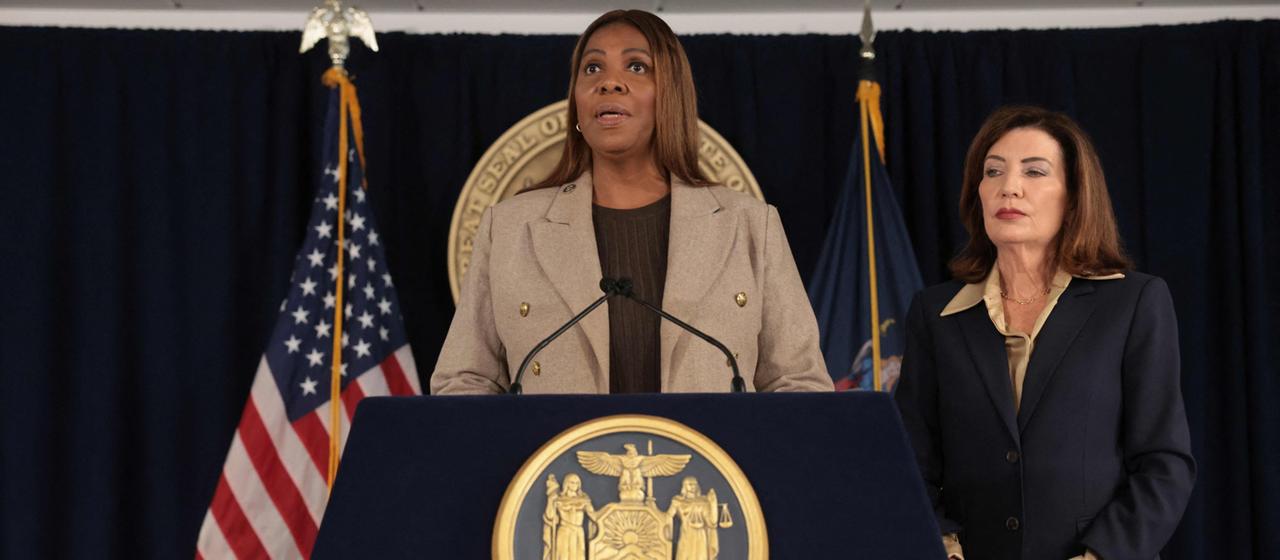 Letitia James (l.), Kathy Hochul