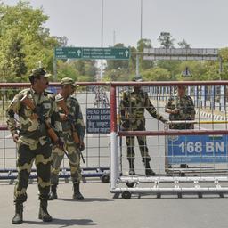 Indische Grenzschutztruppen stehen in der Nähe von Amritsar an der Grenze zwischen Indien und Pakistan Wache