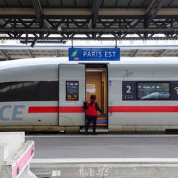 Ein ICE der Deutschen Bahn im Bahnhof Paris Est.