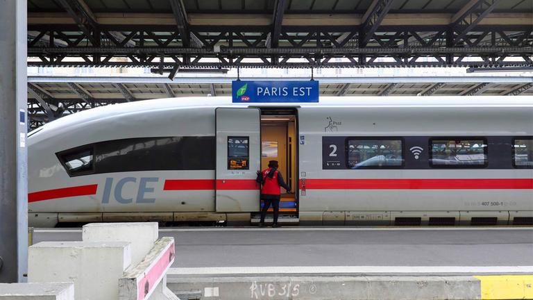 Ein ICE der Deutschen Bahn im Bahnhof Paris Est.