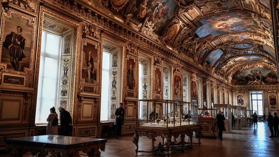 In der Galerie d'Apollon im Louvre befinden sich auch die französischen Kronjuwelen. | AFP Die „Gallerie d'Apollon“ im Museum Louvre