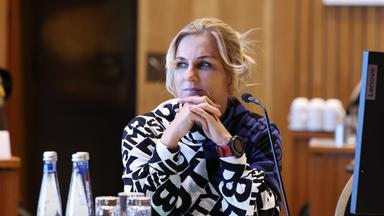 Daniela Lesmeister bei der Anhörung im Sitzungssaal