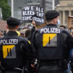 Polizisten bei einer Demo gegen Rassismus