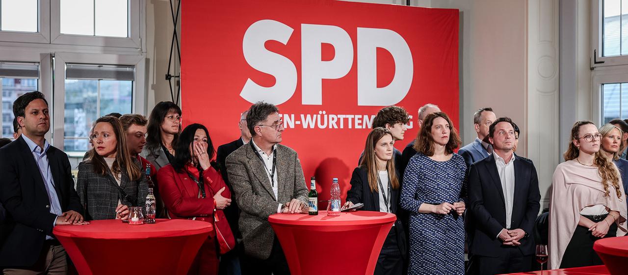 Parteimitglieder der SPD verfolgen die ersten Hochrechnungen der Landtagswahl in Baden-Württemberg.