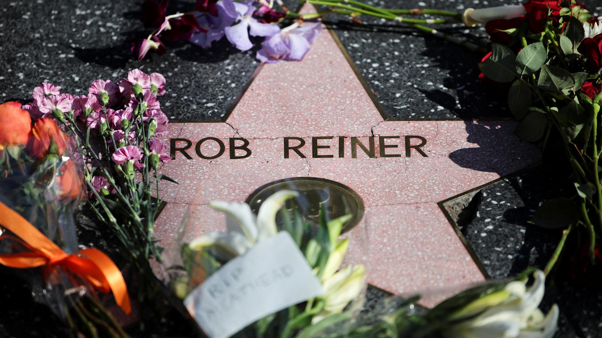 Blumen liegen Rob Reiners Stern auf dem Hollywood Walk of Fame in Los Angeles. | REUTERS