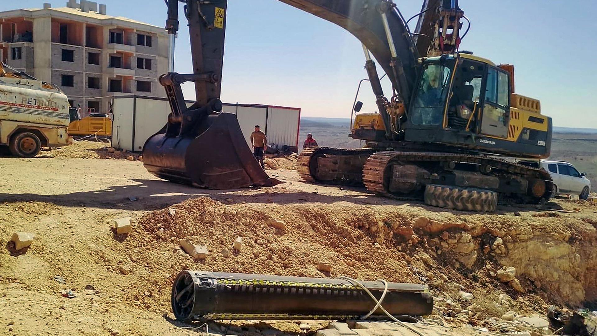 Dieses Foto, das am 9. März 2026 von der türkischen Nachrichtenagentur DHA (Demiroren News Agency) aufgenommen und veröffentlicht wurde, zeigt einen Teil einer zweiten iranischen ballistischen Rakete. | AFP PHOTO / DHA (Demiroren News Agency)