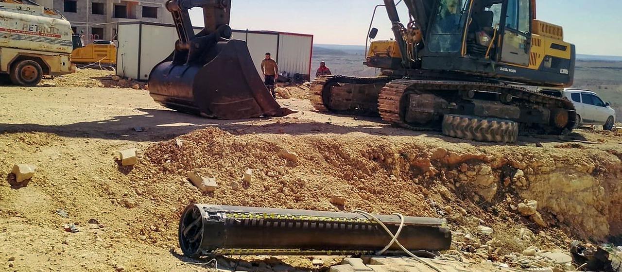 Dieses Foto, das am 9. März 2026 von der türkischen Nachrichtenagentur DHA (Demiroren News Agency) aufgenommen und veröffentlicht wurde, zeigt einen Teil einer zweiten iranischen ballistischen Rakete.