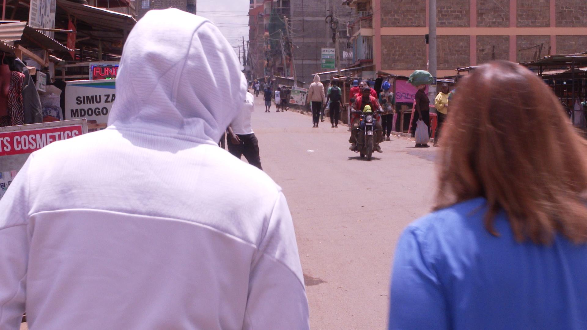 Clavin Masharia (Name geändert) ist von hinten auf einer Straße in Nairobi zu sehen. | Karin Bensch / ARD-Studio Nairobi