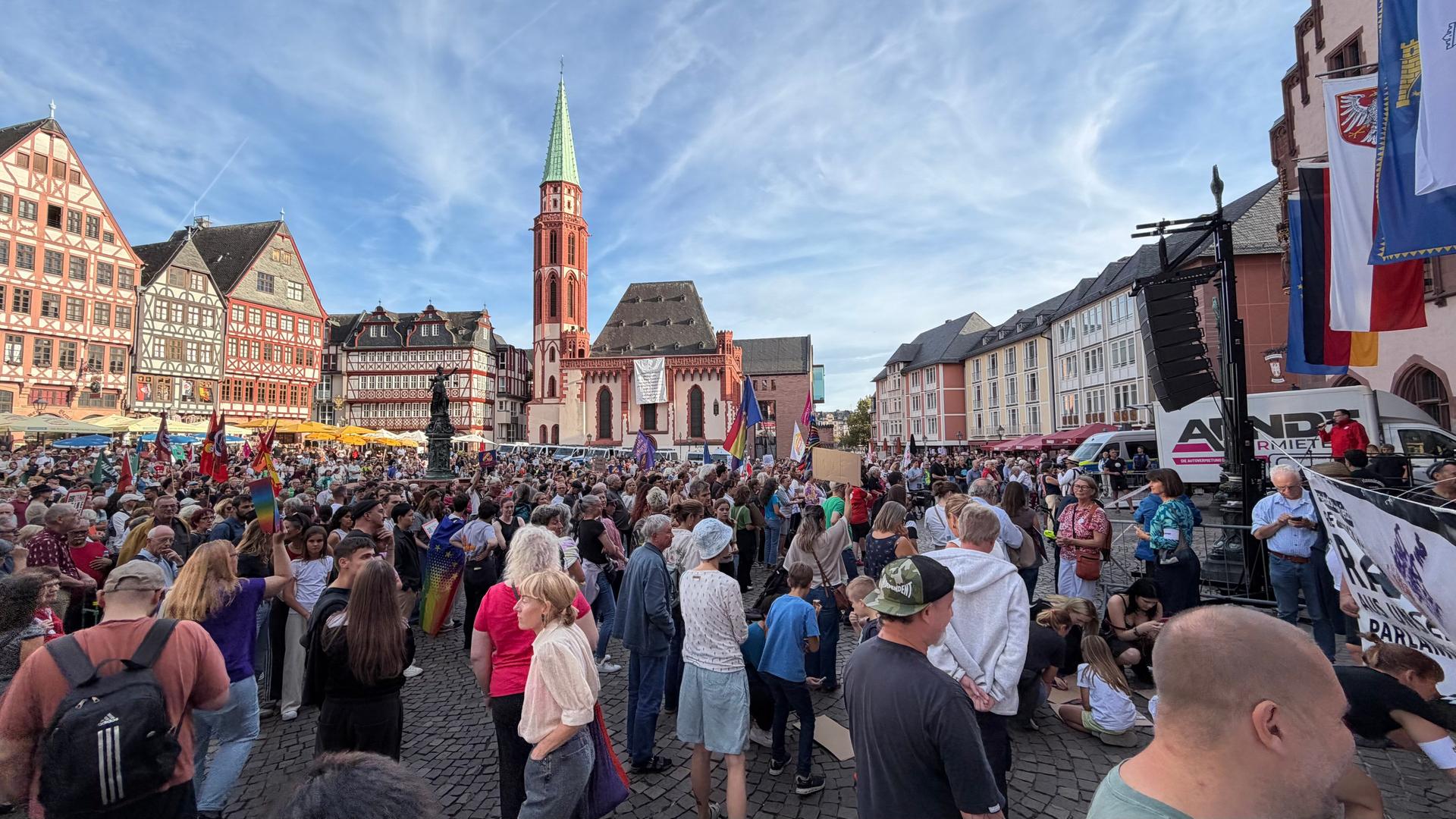 Nach Landtagswahl in Sachsen-Anhalt: Tausende demonstrieren in Frankfurt
