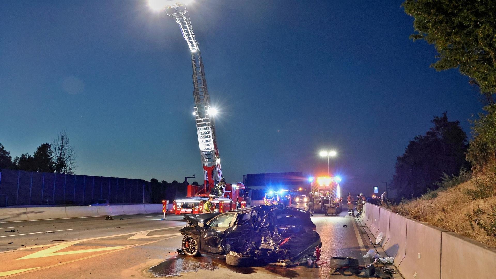 Zwei Autos kollidieren mit Lastwagen - A81 zeitweise gesperrt