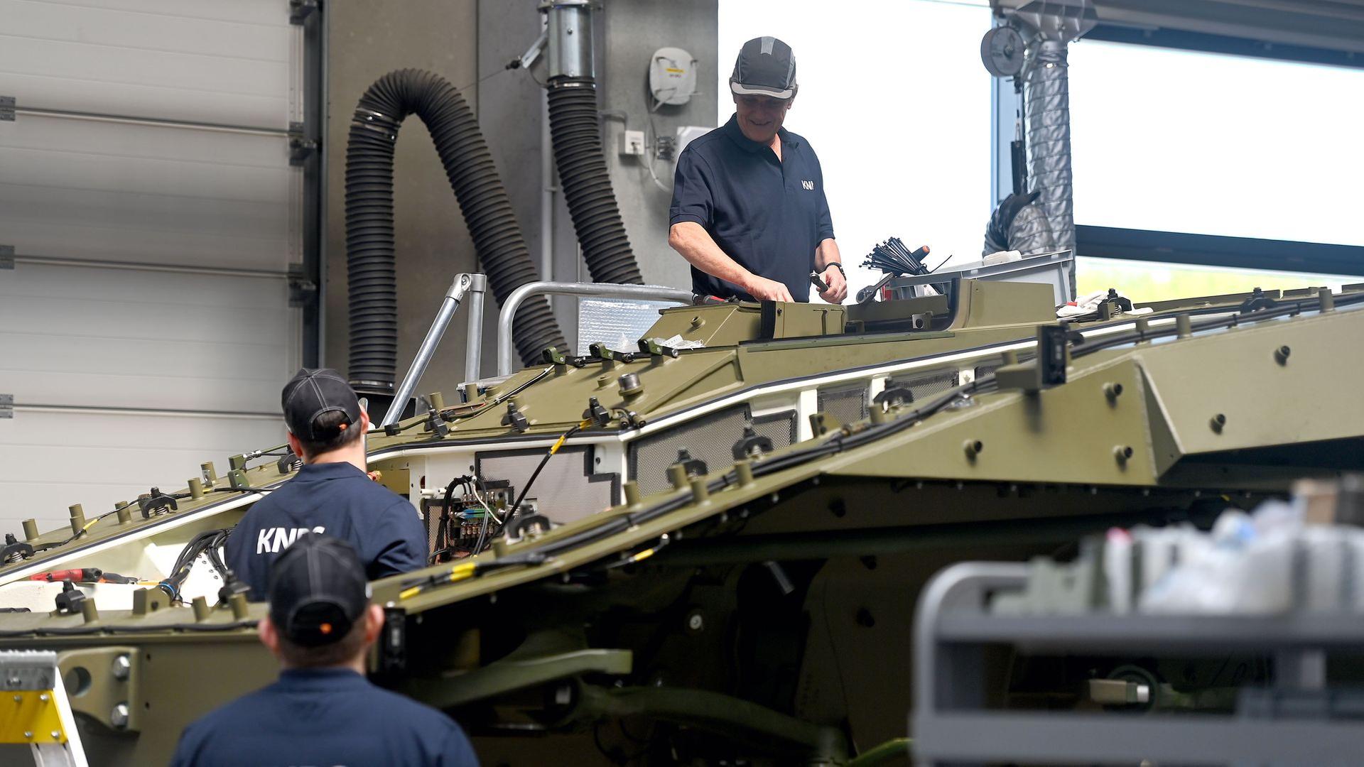 Produktion des Radpanzers Boxer bei KNDS Deutschland in München. Das Werk soll deutlich erweitert werden. | picture alliance / SvenSimon | Frank Hoermann / SVEN SIMON
