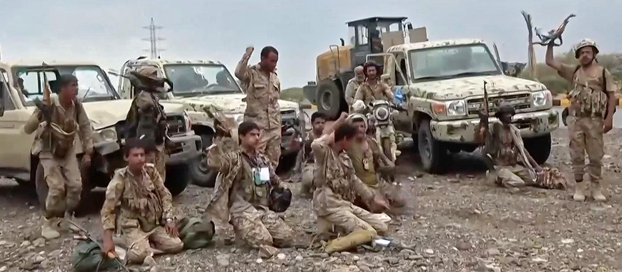 Dieses Bild, das aus einem Video von dem Medienarm der Huthi-Rebellen im Jemen, zeigt Huthi-Kämpfer, die nach dem Gebet neben Militärfahrzeugen skandieren.