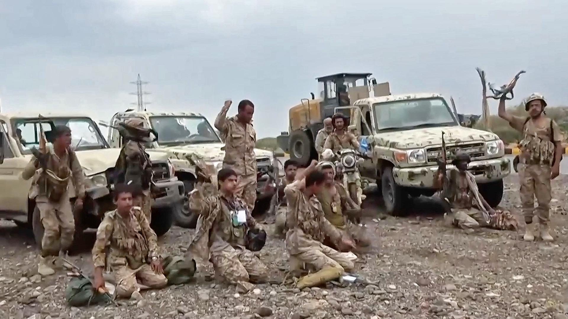 Dieses Bild, das aus einem Video von dem Medienarm der Huthi-Rebellen im Jemen, zeigt Huthi-Kämpfer, die nach dem Gebet neben Militärfahrzeugen skandieren. | Ansar Allah Media Office via AP
