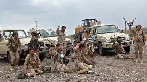 Dieses Bild, das aus einem Video von dem Medienarm der Huthi-Rebellen im Jemen, zeigt Huthi-Kämpfer, die nach dem Gebet neben Militärfahrzeugen skandieren.