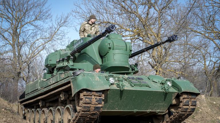 Ein Soldat in einem "Gepard"-Panzer nahe Odessa (aufgenommen am 22. Februar 2024)