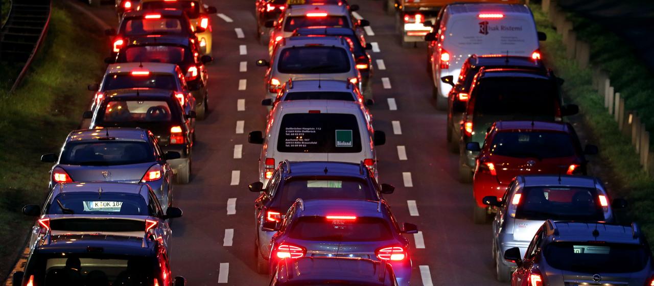 Autos stehen im morgendlichen Berufsverkehr in Köln im Stau. 