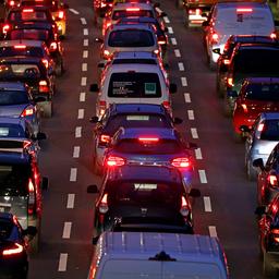 Autos stehen im morgendlichen Berufsverkehr in Köln im Stau. 