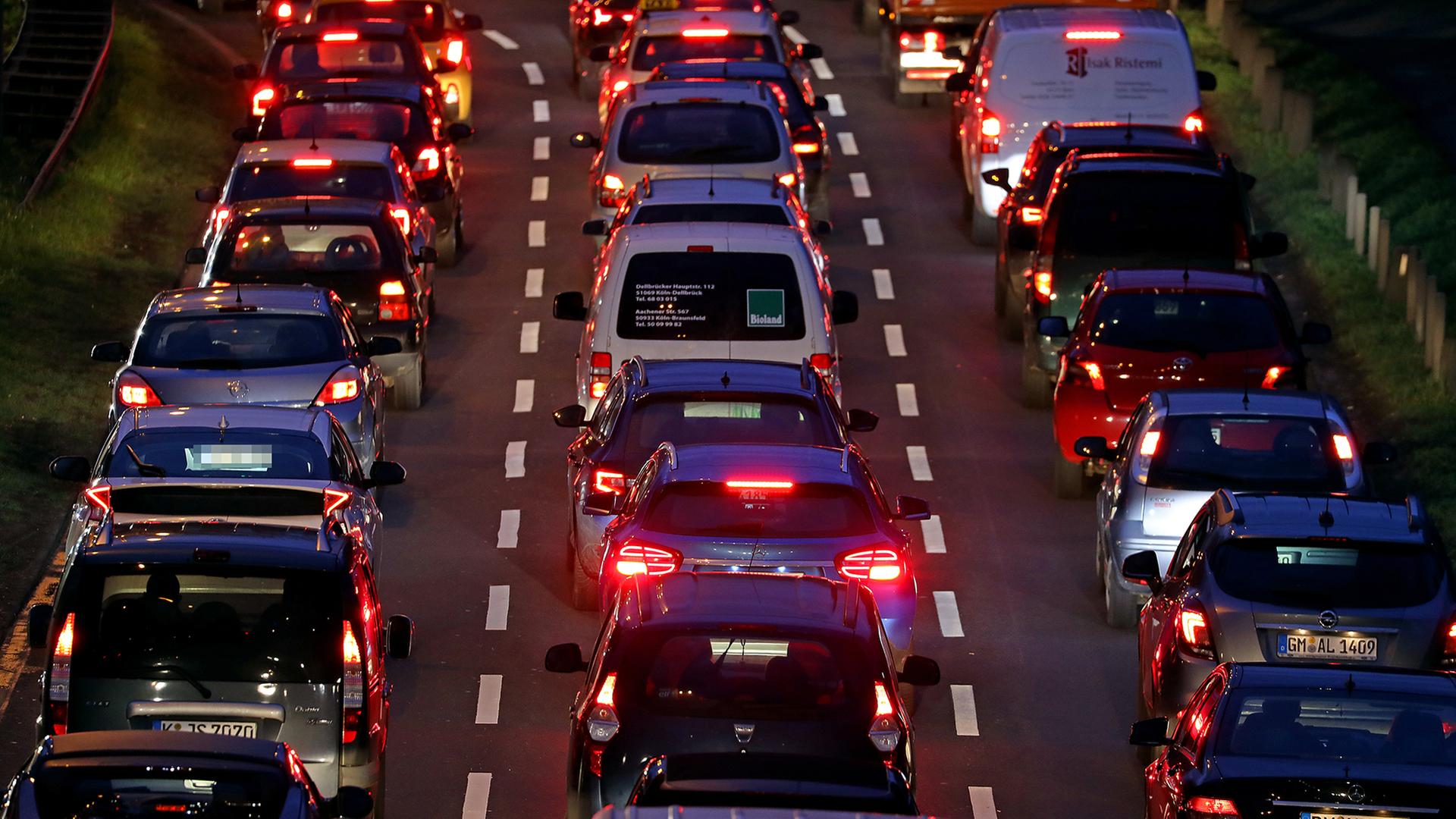 Autos stehen im morgendlichen Berufsverkehr in Köln im Stau.  | dpa