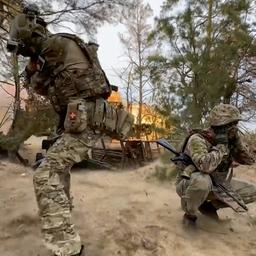 Russische Soldaten vor einer Explosion
