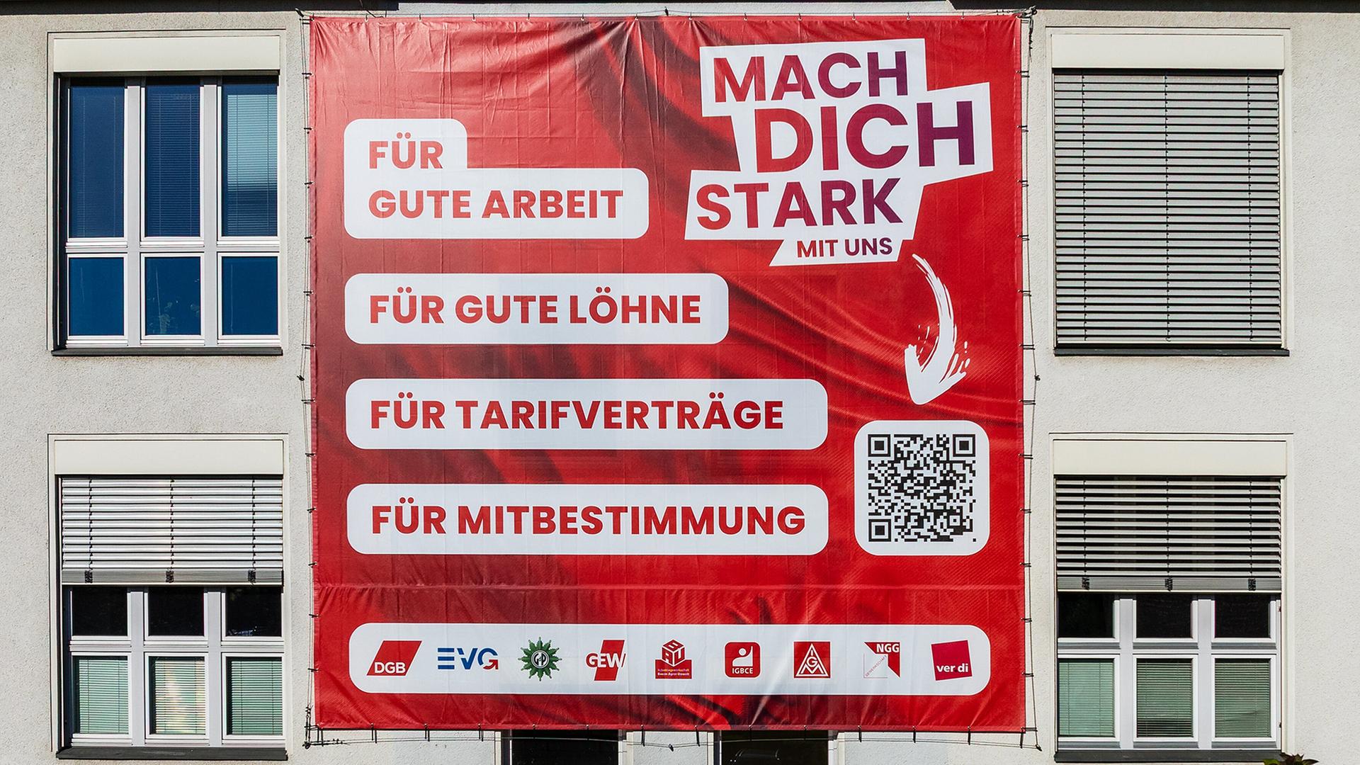 Ein Plakat der DGB hÃ¤ngt an der Fassade eines Hauses. | dpa