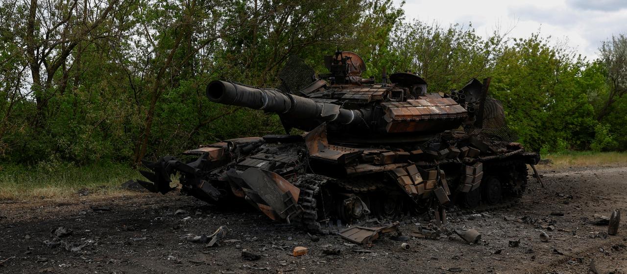 Ein zerstörter Panzer steht am Rand einer Straße in der ukrainischen Region Charkiw.