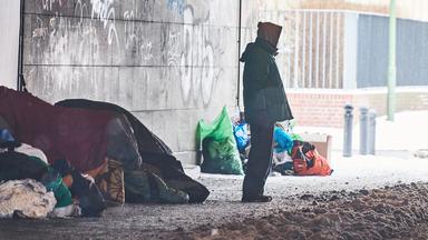 Ein Mann steht in einer Unterführung hinter dem Bahnhof Zoo in Berlin.