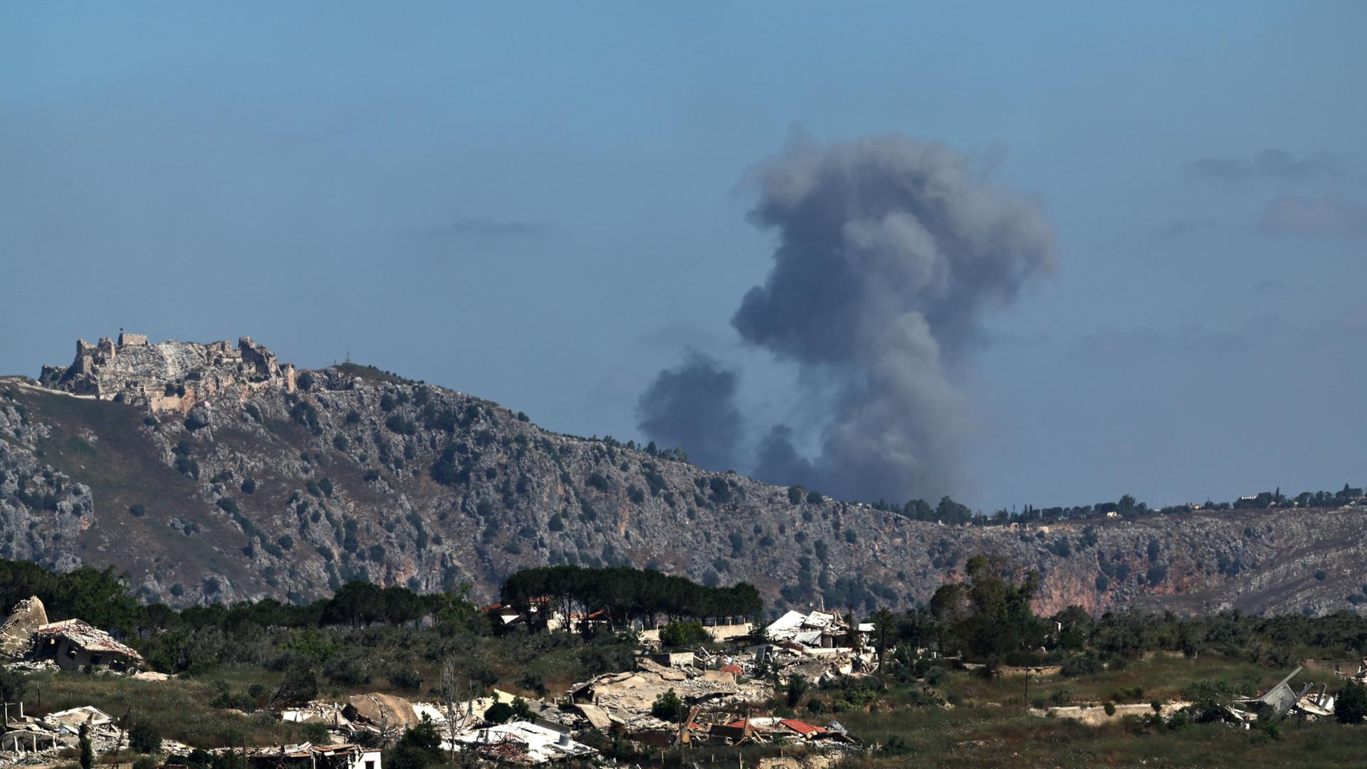 Rauch steigt in der Nähe der Burg Beaufort im Südlibanon auf. | EPA