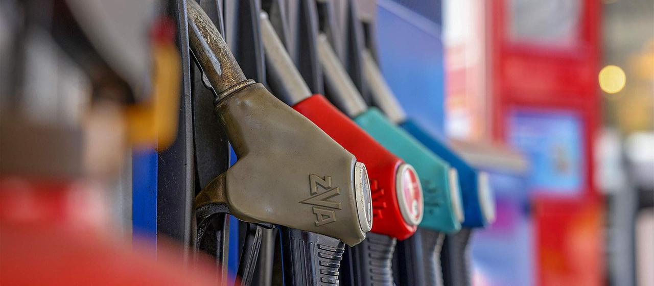 Zapfsäulen an einer Tankstelle.