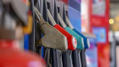 Zapfsäulen an einer Tankstelle.