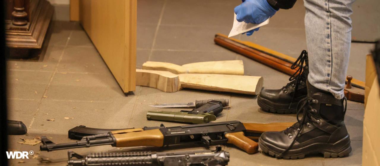 Waffen liegen auf einem Haufen in einer Wohnung