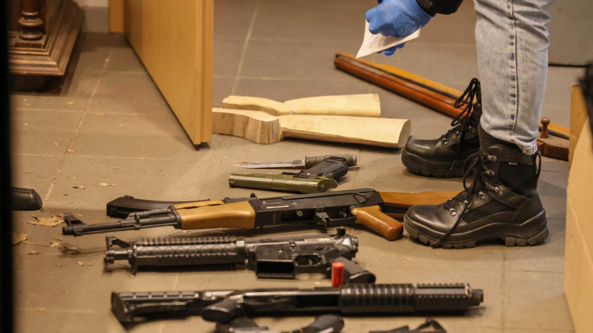 Waffen liegen auf einem Haufen in einer Wohnung | Oelbermann